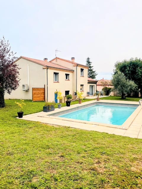 Property building, Garden, Pool view, Swimming pool