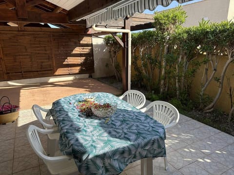 Patio, Day, BBQ facilities, Garden, View (from property/room), Balcony/Terrace, Seating area, Dining area, Garden view