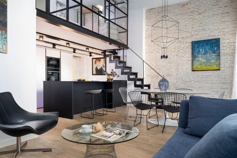 Kitchen or kitchenette, Living room, Seating area, Dining area