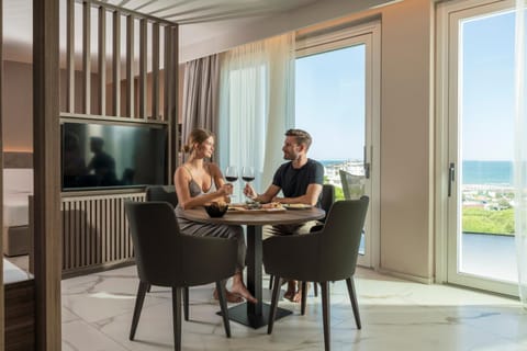 People, Natural landscape, TV and multimedia, View (from property/room), Dining area, Sea view