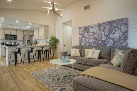 Kitchen or kitchenette, Living room, Seating area, Dining area, minibar, pet friendly, stove