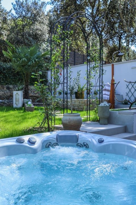 Garden, Hot Tub