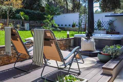 Garden, Hot Tub, sunbed