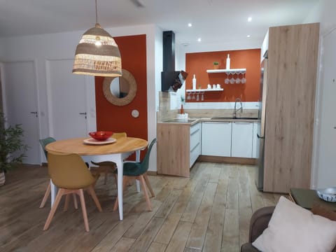 Kitchen or kitchenette, Dining area, minibar, pet friendly