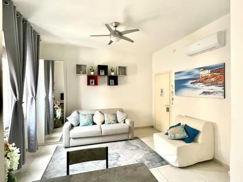 Seating area, fireplace, microwave, air conditioner