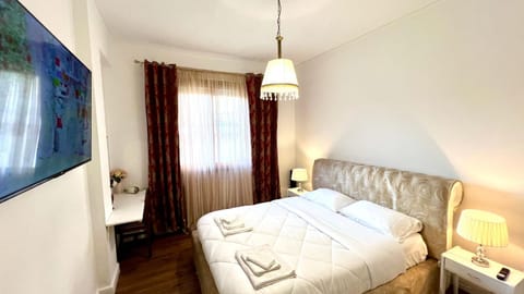 Bed, TV and multimedia, Photo of the whole room, Bedroom
