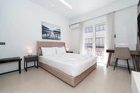Bed, Seating area, Bedroom, air conditioner