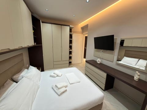 Bed, TV and multimedia, Photo of the whole room, Bedroom, towels, wardrobe