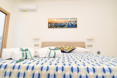 Bed, Photo of the whole room, Bedroom, air conditioner