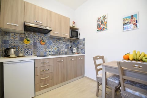 Coffee/tea facilities, Kitchen or kitchenette, Dining area, minibar, oven, stove