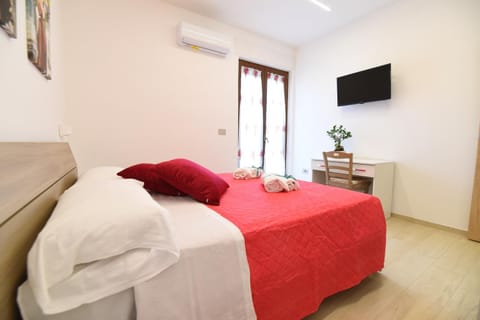 Bed, TV and multimedia, Photo of the whole room, Bedroom, towels, air conditioner