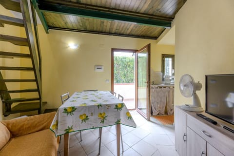 Communal lounge/ TV room, TV and multimedia, Living room, Seating area, Dining area, Evening entertainment