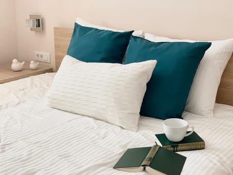 Bed, Photo of the whole room, Seating area, Bedroom, towels