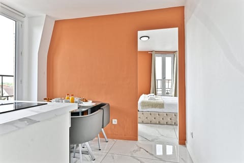 Bed, Photo of the whole room, Dining area