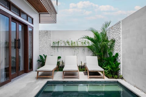 Peaceful Canggu Center lux 3BR Villa with Pool & Ricefield View, Walk to Cafes & 5 min Bike to Beach Villa in North Kuta