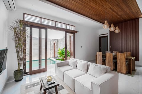 Peaceful Canggu Center lux 3BR Villa with Pool & Ricefield View, Walk to Cafes & 5 min Bike to Beach Villa in North Kuta