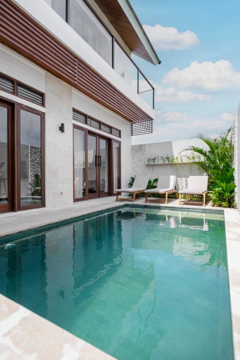 Peaceful Canggu Center lux 3BR Villa with Pool & Ricefield View, Walk to Cafes & 5 min Bike to Beach Villa in North Kuta