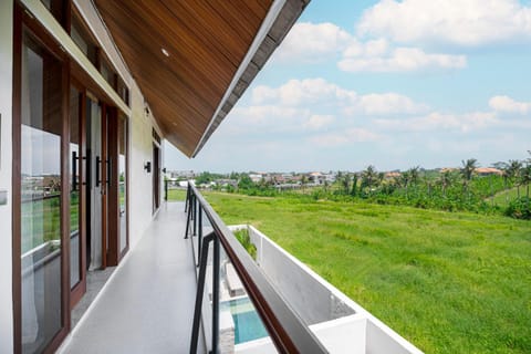 Peaceful Canggu Center lux 3BR Villa with Pool & Ricefield View, Walk to Cafes & 5 min Bike to Beach Villa in North Kuta