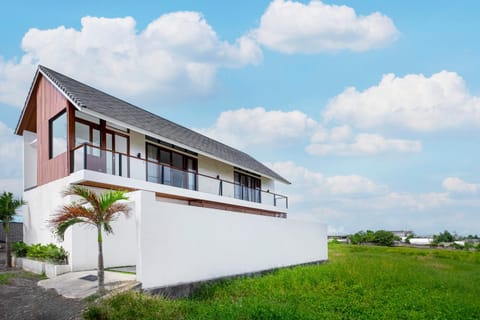 Peaceful Canggu Center lux 3BR Villa with Pool & Ricefield View, Walk to Cafes & 5 min Bike to Beach Villa in North Kuta