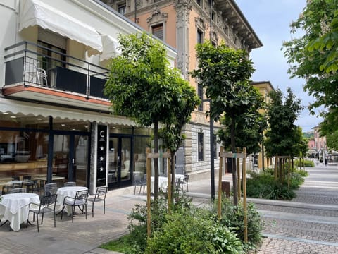 Property building, Day, Neighbourhood, Street view, Location