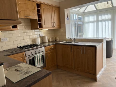 2-Bed Bungalow Sleeps 6 Parking & Pet Friendly House in Ingoldmells