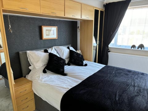 2-Bed Bungalow Sleeps 6 Parking & Pet Friendly House in Ingoldmells