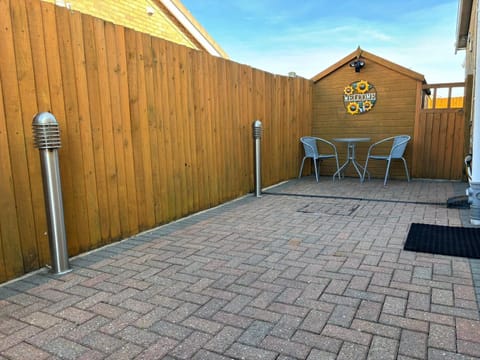 2-Bed Bungalow Sleeps 6 Parking & Pet Friendly House in Ingoldmells