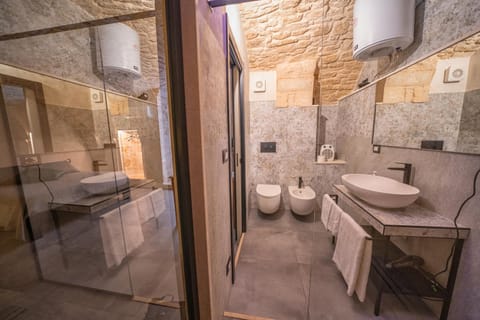 Shower, Toilet, Bathroom, bidet, towels