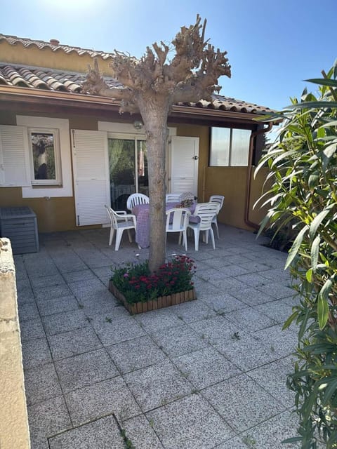 Property building, Patio, Spring, Day, Garden, View (from property/room), Balcony/Terrace, Dining area