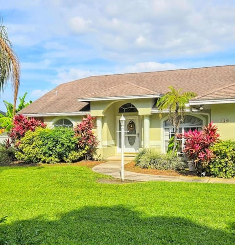 Property building, Facade/entrance, Spring, Day, Natural landscape, Garden, Garden view
