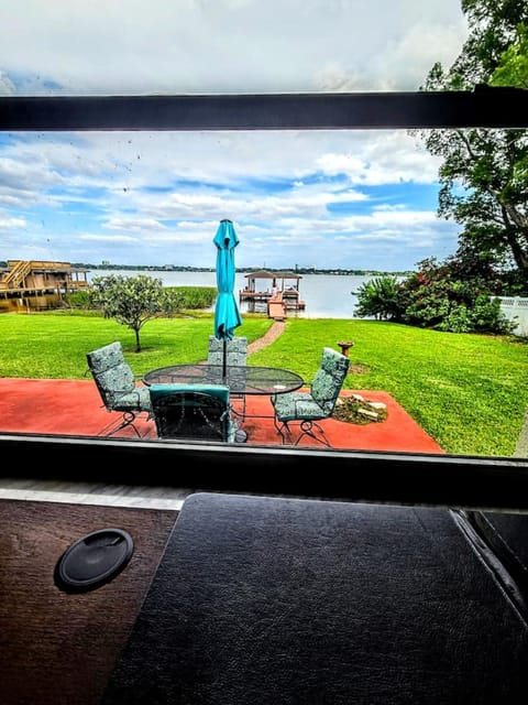 Peaceful Lakeside Retreat House in Winter Haven