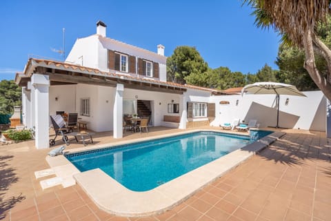 Property building, Patio, Day, Pool view, Swimming pool, sunbed