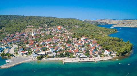 Facade/entrance, Bird's eye view