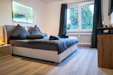 Bed, Photo of the whole room, Bedroom, internet