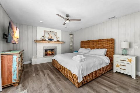 Outdoor oasis Golf cart 5mi to Beach House in Gulfport