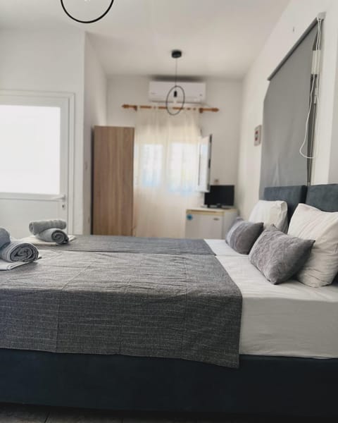 Bed, Bedroom, towels, wardrobe