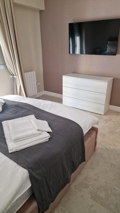 Bed, TV and multimedia, Photo of the whole room, Bedroom, towels