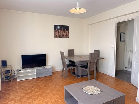 TV and multimedia, Living room, Seating area, Dining area