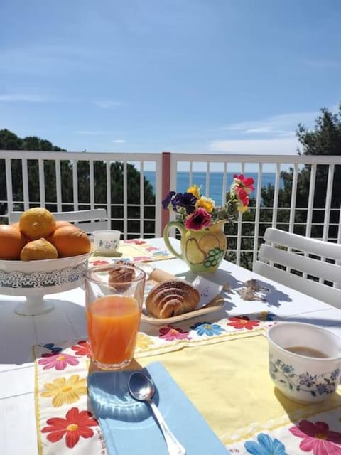 Natural landscape, View (from property/room), Balcony/Terrace, Food and drinks, Food, Sea view, Breakfast, Drinks