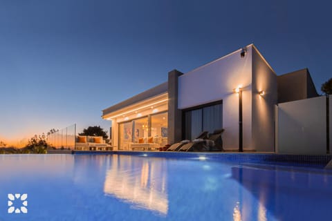 Property building, Patio, Day, Pool view, Swimming pool, sunbed