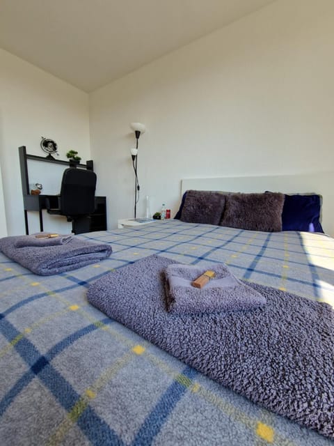 Bed, Decorative detail, towels