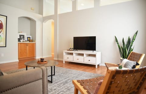 Artisan's Retreat - Poolside Paradise Near Disney House in Four Corners