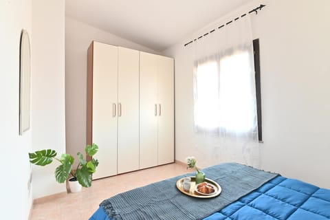 Bed, Photo of the whole room, Bedroom, wardrobe