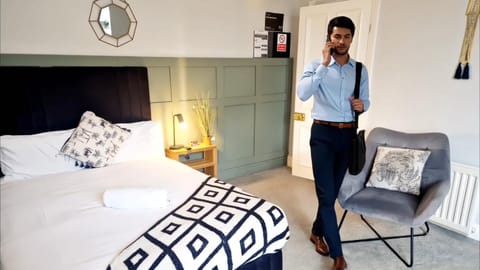 Bed, Photo of the whole room, Seating area, Bedroom, internet