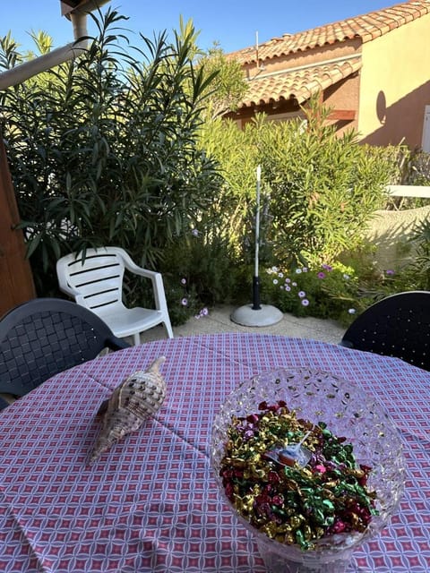 Patio, Spring, Day, BBQ facilities, Garden, Dining area, Garden view