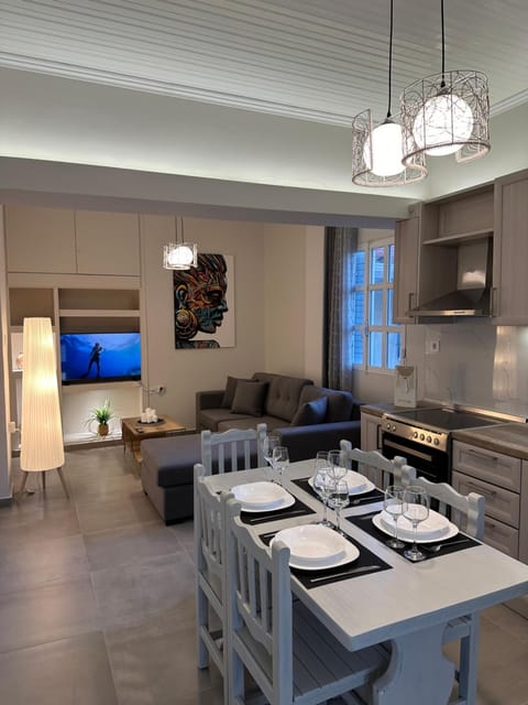 TV and multimedia, Kitchen or kitchenette, Living room, Seating area, Dining area