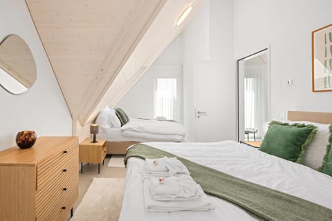 Bed, Photo of the whole room, Bedroom, towels