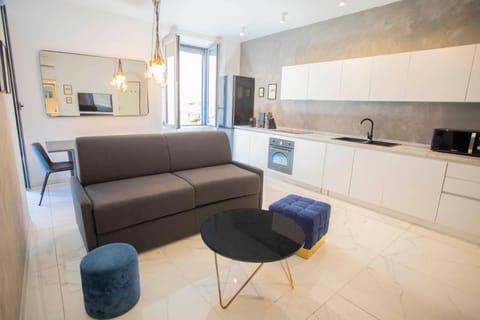 TV and multimedia, Kitchen or kitchenette, Living room, Seating area, Dining area, stove