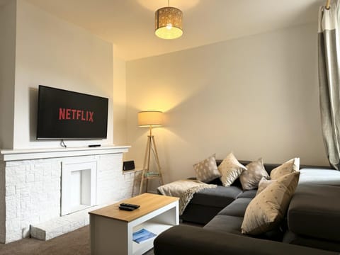 TV and multimedia, Living room, Seating area, Evening entertainment