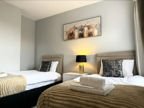 Bed, Photo of the whole room, Bedroom, towels